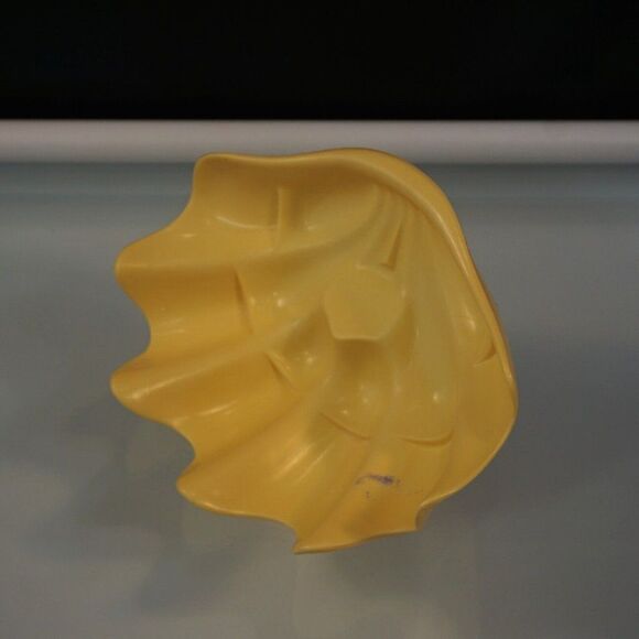 Vintage MCM Hard Plastic Decorative Clam Shell Bowl Serving Or Display 8.5 x 7 - Picture 6 of 8